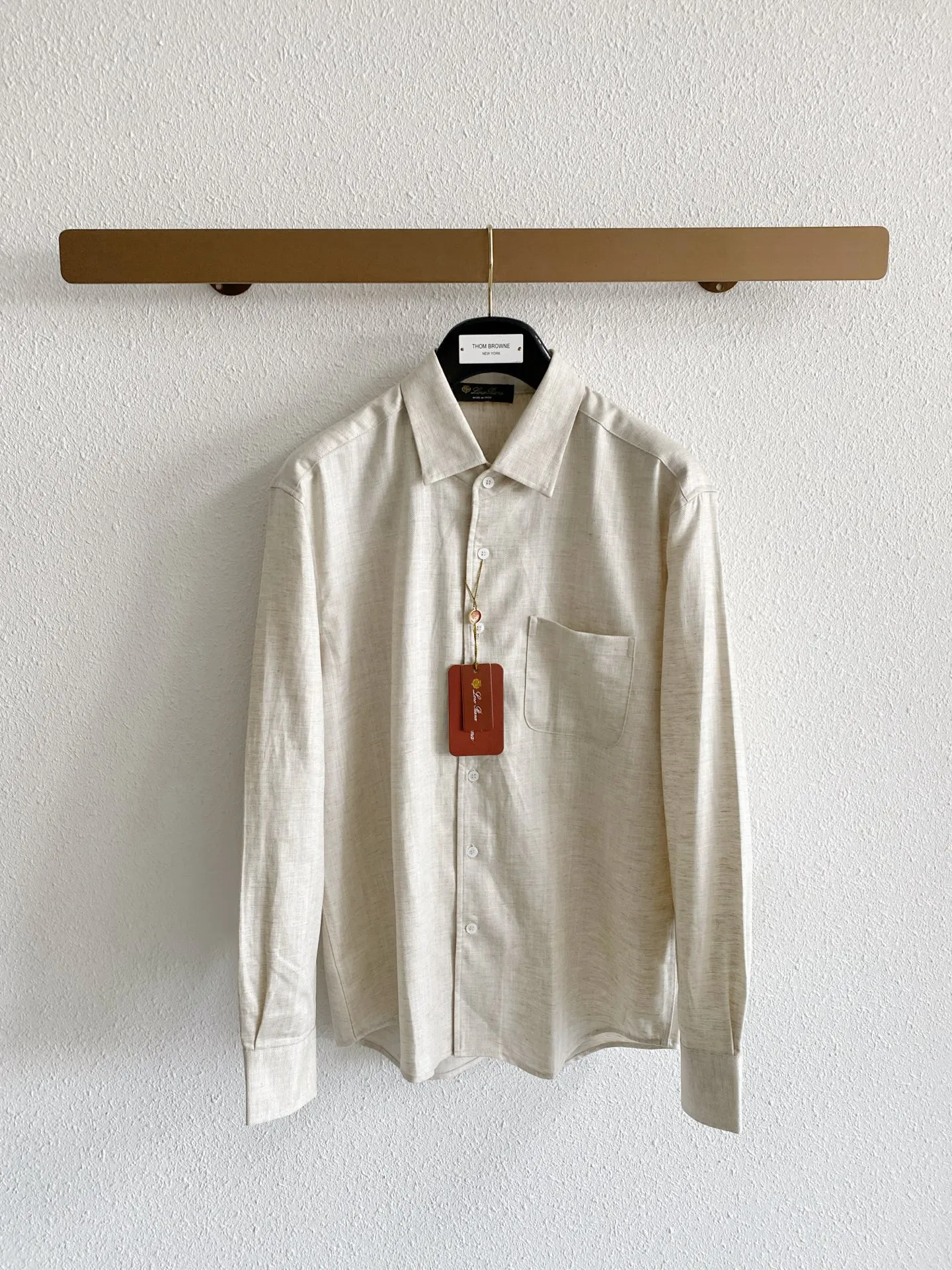 Loro Piana Tencel linen quiet luxury long-sleeved shirt Fabric characteristics: This high-quality fabric is made of Tencel + linen blend. The common ratio is 75% Lyocell Tencel and 25% linen, which takes into account the advantages of the two materials; Linen has its own natural fine texture, breathable and full, and has excellent heat dissipation when worn in spring and summer. It is not easy to sweat and stick to the body in hot weather; Tencel complements the shortcomings of pure linen, which is easy to wrinkle and rough to the touch. The fabric drape is better, feels smooth and soft against the skin, and will not prick the skin; the fabric has a matte high-end texture without dazzling gloss, which is in line with the quiet luxury of old money. Style and details: The collar is neat and standard with a pointed collar, and the collar has been shaped so that it is not easy to fold and collapse in daily life. It is suitable for casual wear with one or two buttons unbuttoned, and can also be neatly matched with a tie for light business scenes; it is loose and slightly dropped at the shoulders, and is very tolerant of body shapes with wide shoulders, slippery shoulders, and fat on the upper body, and the upper body is not tight and loose; The simple single patch pocket on the left chest is an iconic low-key design, which increases practicality without destroying the overall simple look; the cuffs of a regular formal shirt can be rolled up at will to create a casual atmosphere; the arc hem design is suitable for either tucking into the waistband or wearing it outside. Color matching: There are two basic colors in total. Pure white is suitable for bright wearing scenes, and oatmeal color has its own native linen tone, which is more resistant to daily dirt. Sizes:M-4XL